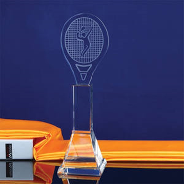 Chiếc vợt được thiết kế sắc sảo như mô hình thu nhỏ của chiếc vợt ngoài thực tế. Đồng thời, chúng còn được chế tác từ chất liệu pha lê cao cấp nên vợt sáng, đẹp và trong, bề mặt vợt rộng