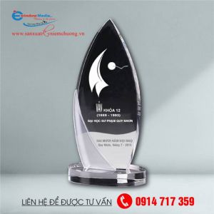 Cúp vinh danh chiếc lá pha lê